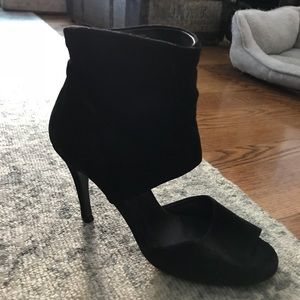 Selling due to surgery & no longer can wear heels.